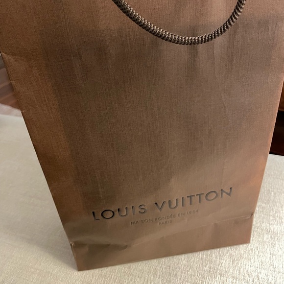 Louis Vuitton - Picture 3 of 4